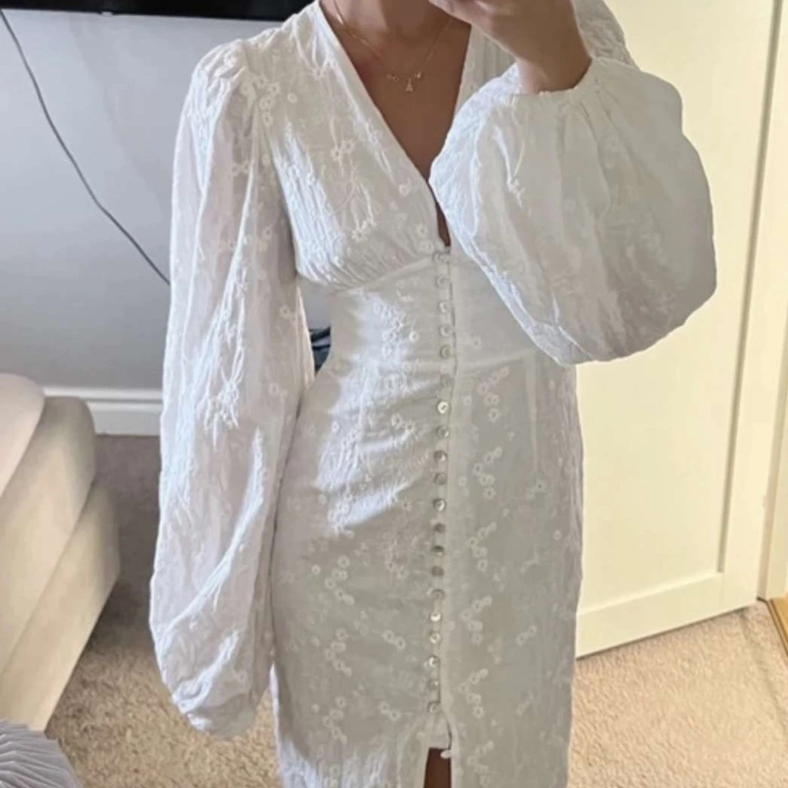 Vit klänning med knappar