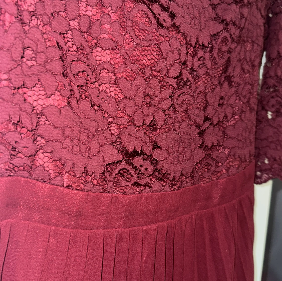 Vinröd spetsklänning - 91