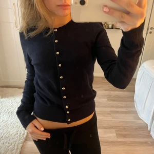 Marinblå kofta med guldknappar - Säljer min marinblåa kofta med guldknappar från HM. Jätte snygg och fin passform. Använd endast en gång. Skriv för fler frågor💕