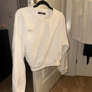 tröja från bikbok - säljer en vit sweatshirt från bikbok🤍 skriv privat för fler bilder