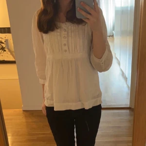 Fin vit blus💘 - Fin blus från Vero Moda💘Väldigt skönt materiel och kan användas både till vardags men också andra tillfällen🥰