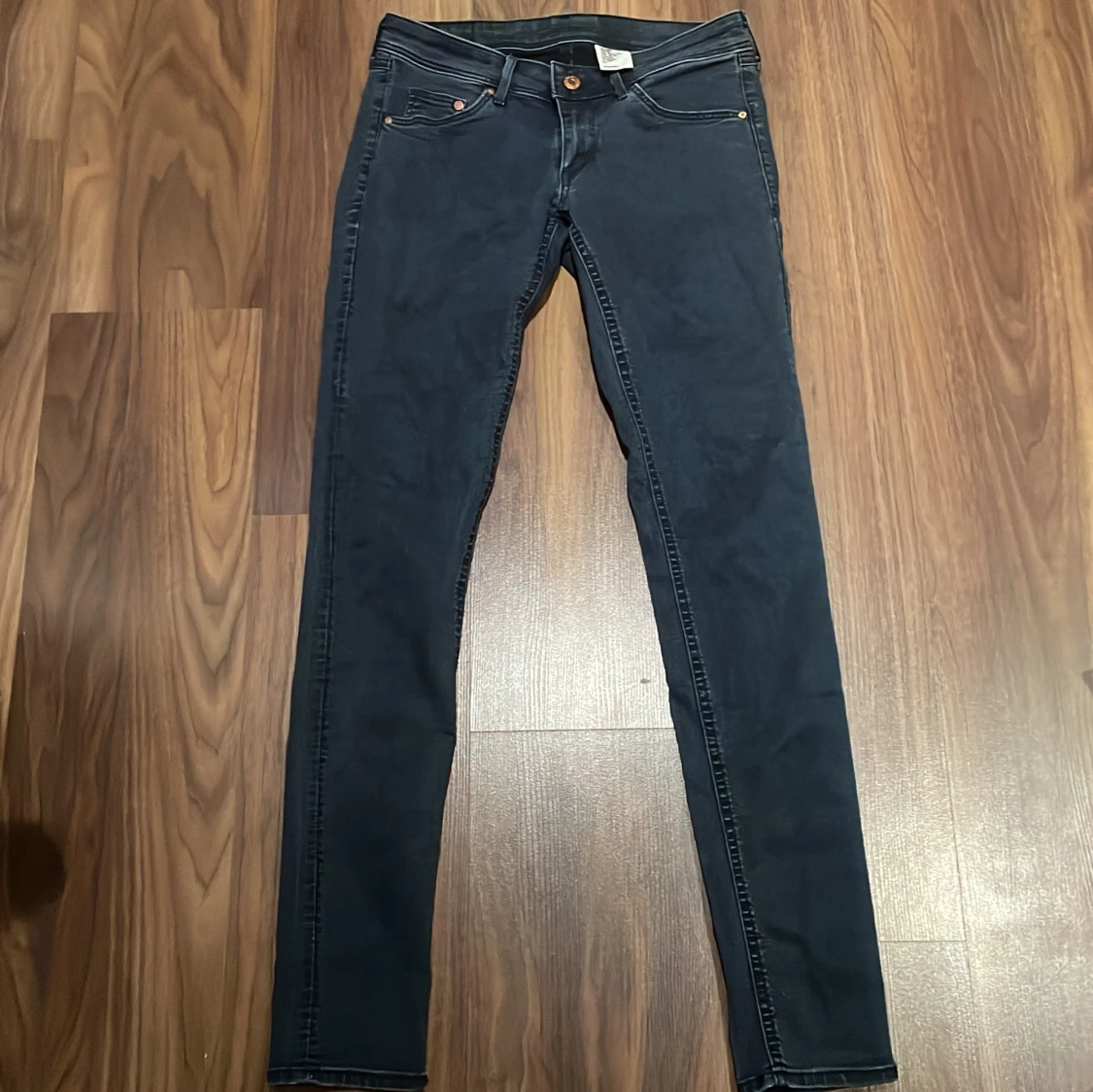 Mörkblå skinny jeans från H&M