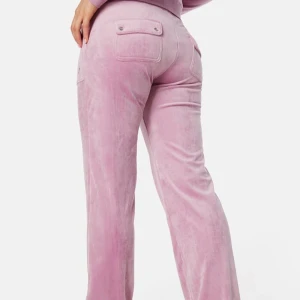 Rosa mjukisbyxor från Juicy Couture - Säljer ett par rosa mjukisbyxor från Juicy Couture med fin logga på fram-fickan. Byxorna har resår i midjan och snygga fickor bak med två knappar på. De har även två knytband. Är använda men i mycket fint skick och inga skador. Byxorna är från Kids Brand Store. Storlek 12/13 år men passar även andra storlekar med rätt längd. Innerbenslängden är 75cm. Säljer dessa för att de tyvärr har blivit för korta för mig! Nu säljer jag dessa för 500kr. Hör av er vid frågor om eventuell ändring på pris!💕