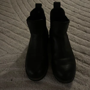 Svarta Chelsea boots - Snygga svarta Chelsea boots i skinn med en klassisk design. Perfekta för både vardag och funkar som ridskor. De har en bekväm passform och är lätta att ta på och av.