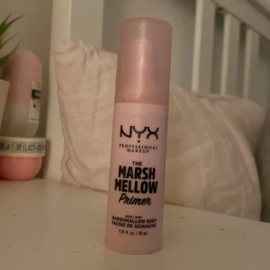 NYX The Marsh Mellow Primer - ⚠️skulle kunna tänkas byta men beror på vad⚠️NYX The Marsh Mellow Primer i en ljusrosa flaska. Denna primer innehåller marshmallowrot och kommer i en praktisk pumpflaska på 30 ml. Perfekt för att skapa en jämn bas innan applicering av foundation.