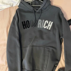 Grå hoodie från Hoodrich - Säljer  för den inte kommer till användning och ser som ny ut 💕
