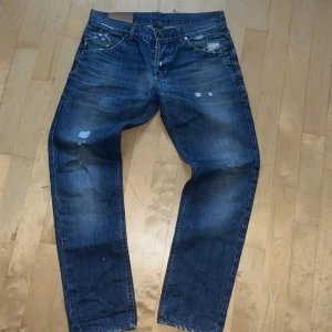 Mörkblå unika Dondups  - Säljer dessa unika Dondup jeansen, det är en riktigt fin mörkblå tvätt som har en del slitningar. Storleken på jeansen är w34 men modellen är mindre i storlekar så passar perfekt på en midja med w33-32. Som vanligt så hör gärna av dig om du har frågor👍 priset kan diskuteras!