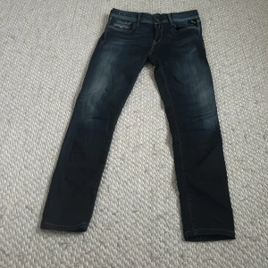 Svarta jeans från Replay - Tja säljer min feta replay jeans som är i storlek 28/30. Dom är i riktigt bra skick! Inga defekter! Mitt pris: 449kr | Ny pris: 1600kr pris går att diskutera såklart! Kom dm för me bilder eller om du har några andra frågor!