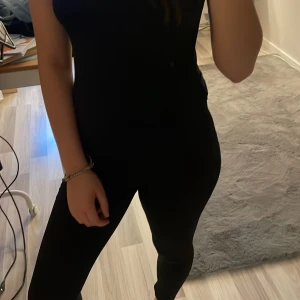 Svarta leggings - Snygga svarta leggings med tight passform. Perfekta för en stilren look och bekväma att bära hela dagen. Passar bra till både vardag och träning.