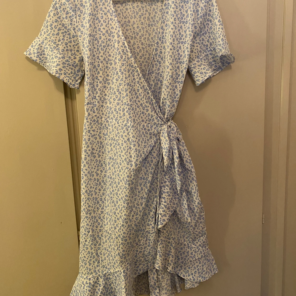 Blåmönstrad omlottklänning