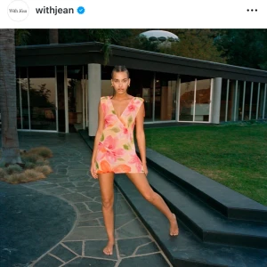 klänning från With Jean - Snygg klänning från populära märket With Jean. Säljs ej längre på deras hemsida, fint skick! Tillhörande underklänning medförljer