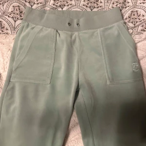 Mintgröna juicy mjukisbyxor med fickor - Jättefina mintgröna juicybyxor endast använda fåtal gånger, enda problemet är att snöret saknas.  Inga defekter utöver det.