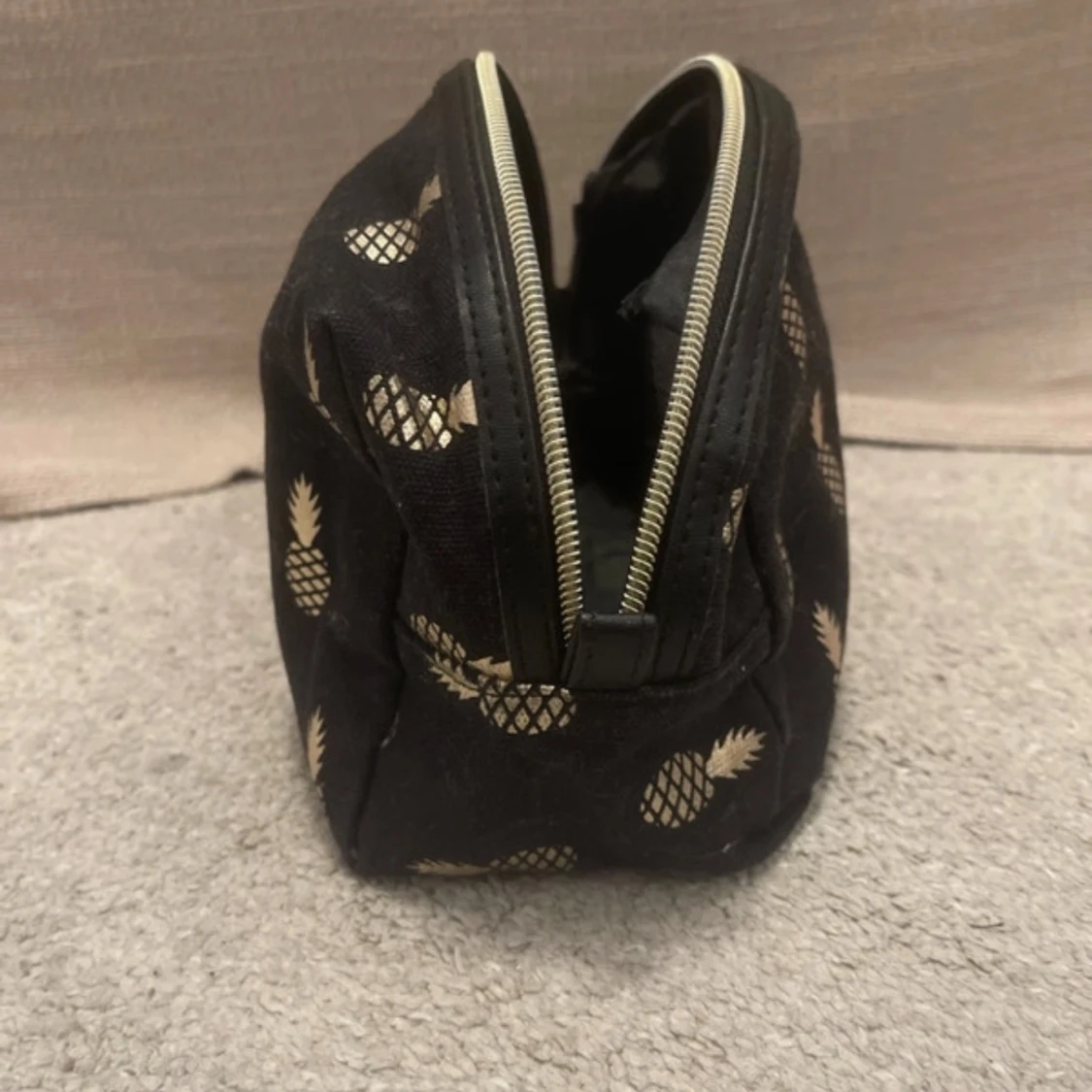 Svart necessär med ananasmönster