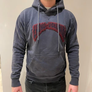 Hoodie från Zadig & Voltaire - Säljer en snygg mörkblå/grå hoodie från Zadig & Voltaire med röd broderad text på bröstet. Storlek S