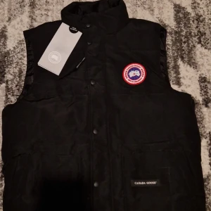 Freestyle crew vest från Canada Goose - Helt ny. Påsen man får när man köper den följer med. Bara testad pris går att diskutera vid snabb äffär. Passar dig mellan 160-170cm