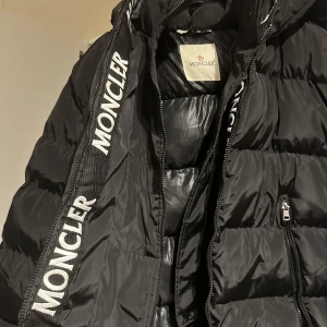 Vinterjacka från Moncler - Säljer en snygg och i bra skick vinterjacka. En jätte fin akopia ser ut som äkta. Den är varm och stilig. Storlek L passar även Xl