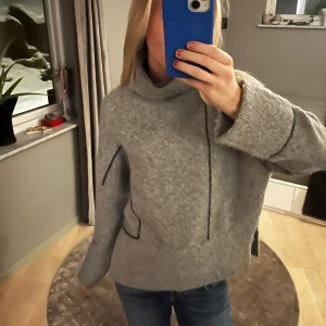Zara stickad tröja - Super skön Zara stickad krage tröja som har inga skador och säljer pågrund kommer ej till användning.❤️‍🔥❤️
