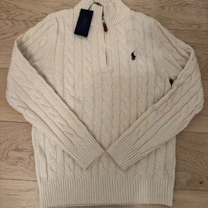 Polo Half Zip - Säljer en vit polo half zip i helt nytt skick. Den är helt oanvänd och säljer den pga att den passar inte mig. Storleken är lite liten av sig så S passar också väldigt bra. Vid fler bilder eller frågor hör av er.