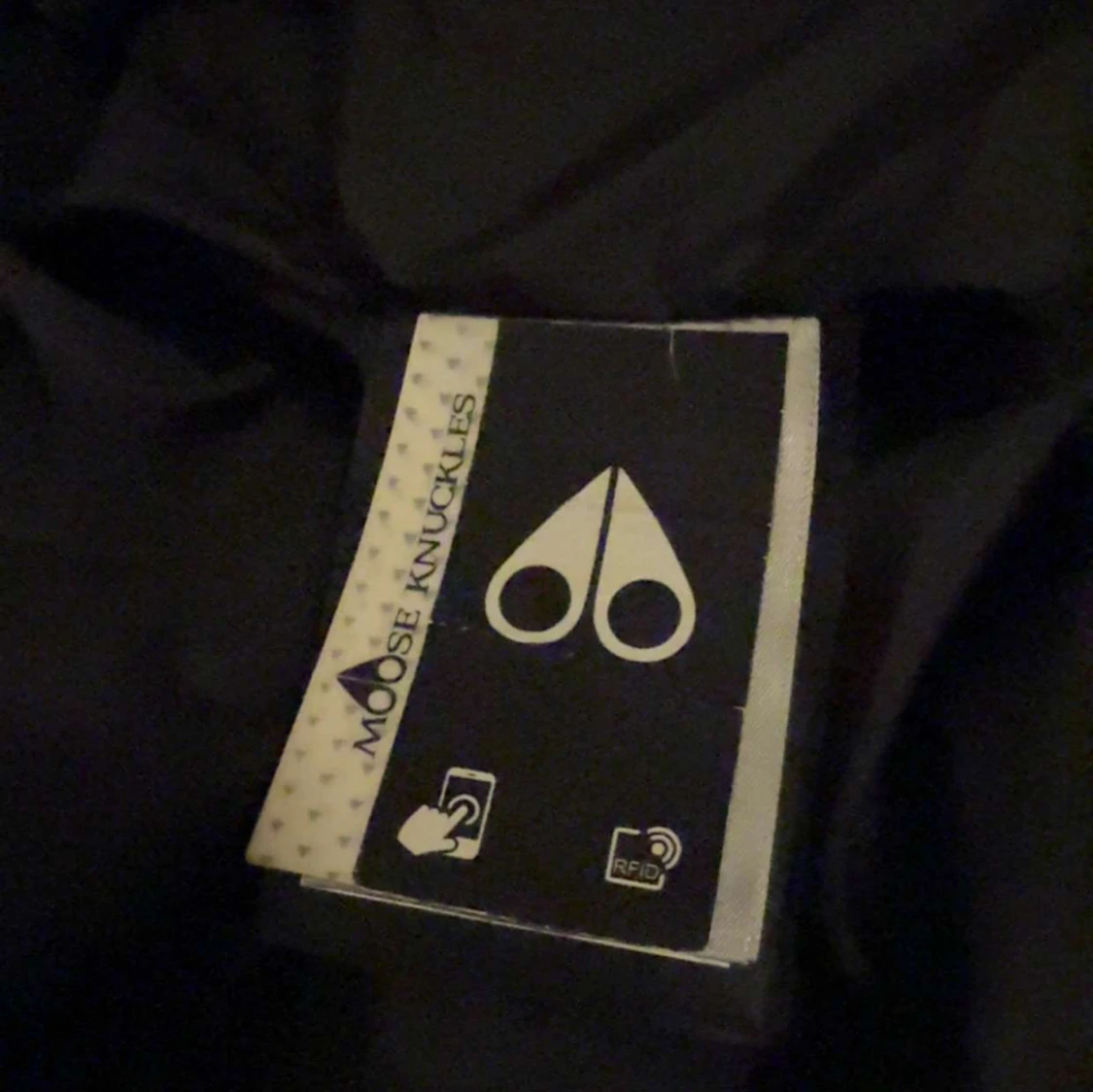 Svart dunjacka med pälsdetalj - 93