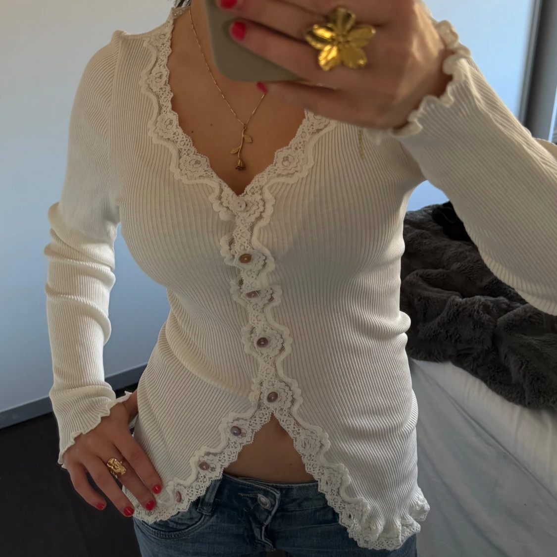 Vit ribbad kofta med spetsdetaljer