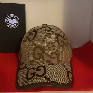 Beige keps  - Snygg beige keps med ett distinkt GG-mönster i brunt. Kepsen har en klassisk passform. Perfekt för att ge din outfit en lyxig touch🔥🔥