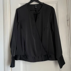 Blus - Använd en gång. Tyvärr har en knapp lossnat (bild 3) men medföljer ny. 