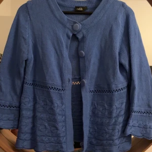 Blå kofta från ”Soie” - Ish cardigan. Strl L passar m/s💓 använd typ två gånger