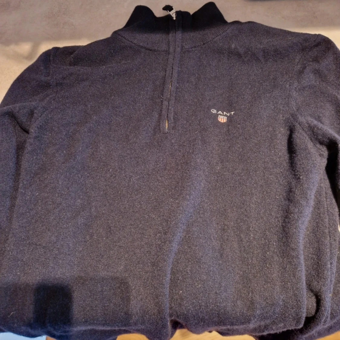 Mörkblå tröja med dragkedja från Gant