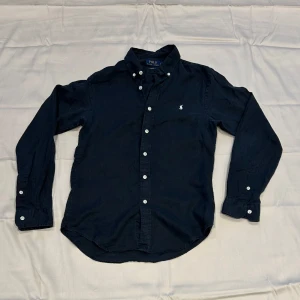 Ralph lauren skjorta - Väldigt fin skjorta från Ralph lauren.| Mycket bra skick, perfekt till sommaren! Tröjan är strl S| Hör av er om ni har frågor! 🌟🙌