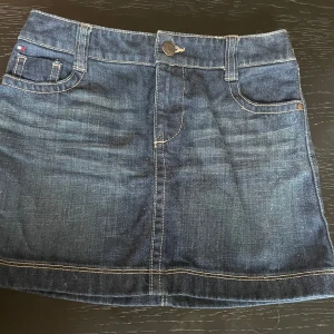 Tommy Hilfiger Jeanskjol - Säljer en skitsnygg jeanskjol från Tommy Hilfiger då den är för liten för mig.