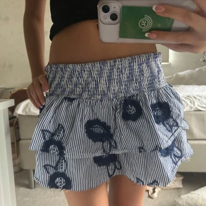 vollang kjol - säljer den slutsålda lindex kjolen som jag själv sytt om lite. kjolen är från början i storlek M, men sytt som den så att den passar XS/S. Nypris 499