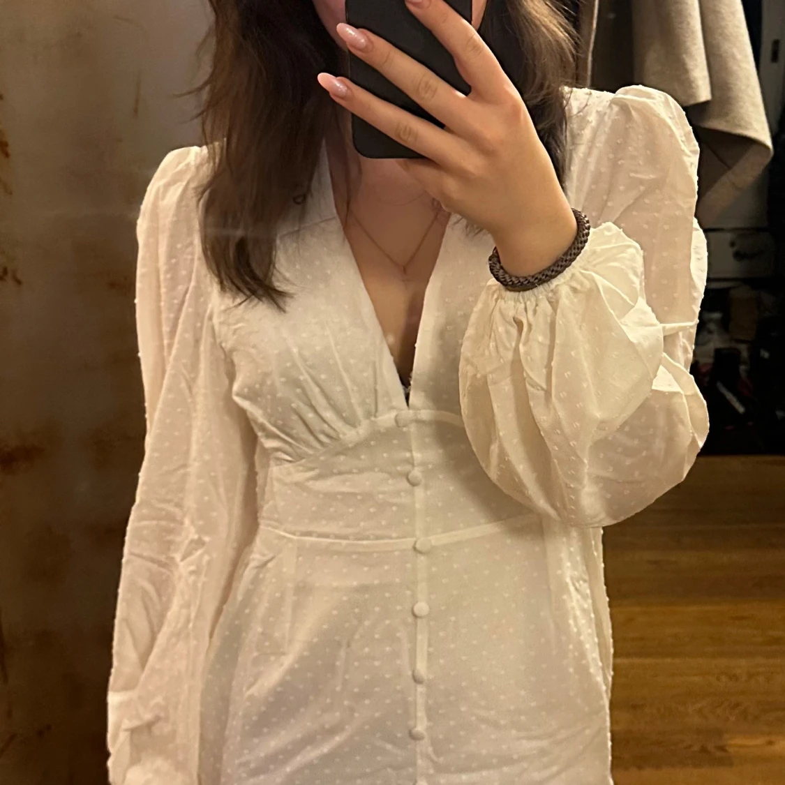 Vit prickig klänning med knappar - 3