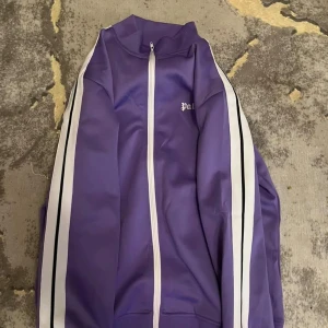 Lila kofta från Palm Angel - Hej, Palm kofta, säljs då den inte kommer till användning  Vid frågor eller mer bilder så är det bara att höra av sig!! Strl l-xl  Priset går att diskutera såklart Rep!