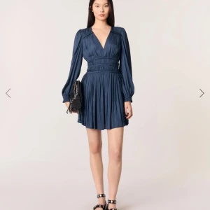 Klänning - Så fin klänning från maje, använd ungefär 2 ggr, så i helt nyskick.💓