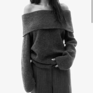 Mysig grå offshoulder tröja - Säljer en supermysig grå offshoulder tröja som är perfekt för kyliga dagar. Tröjan har en loose passform och är gjord i ett mjukt material som känns skönt mot huden. Perfekt för en avslappnad look. 💙