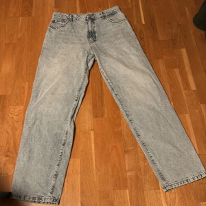 Vintage blå jeans från Woodbird - Säljer ett par vintage blå jeans från Woodbird. De har en klassisk straight passform och är tillverkade i jeansmaterial. Perfekta för en avslappnad stil med en snygg vintage look.