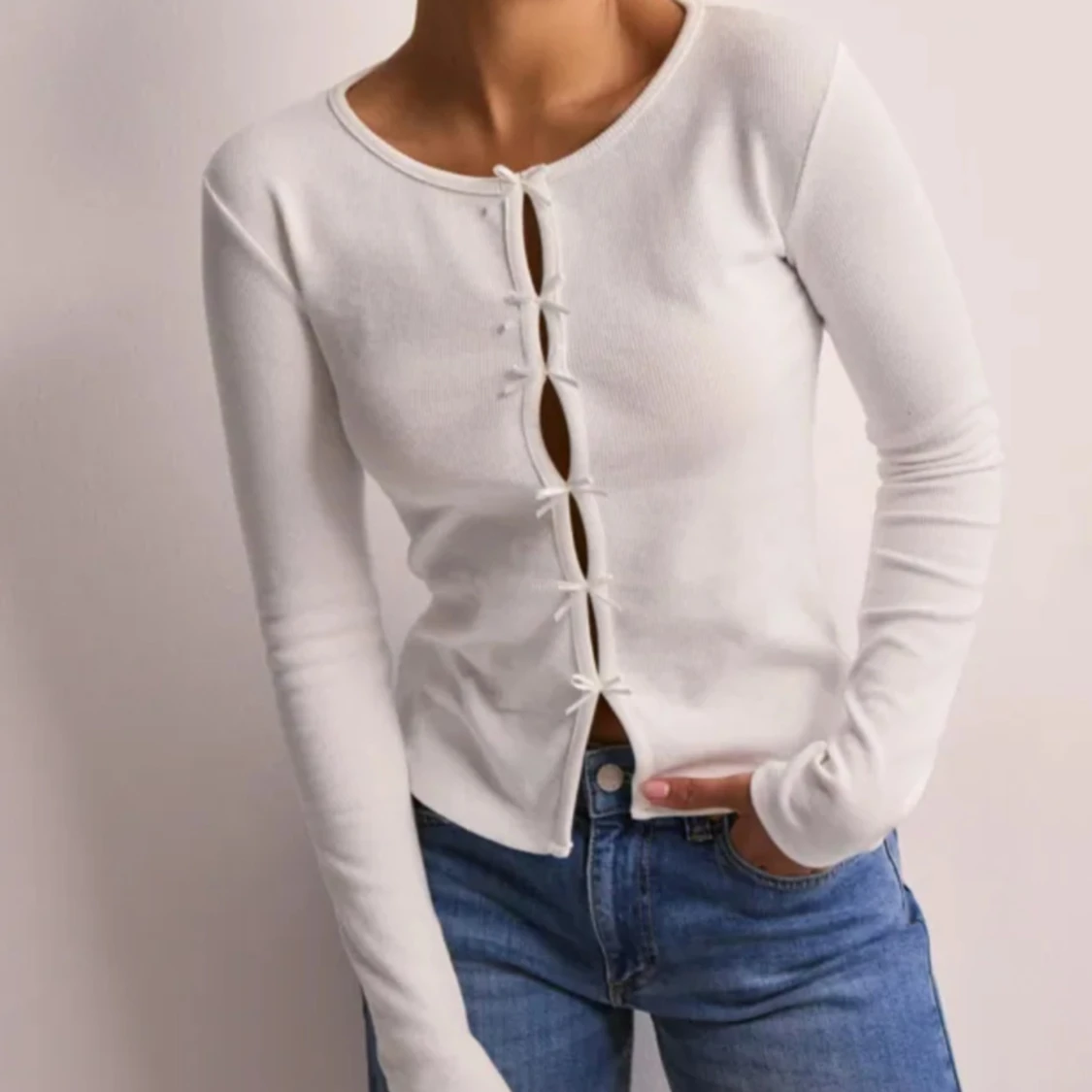 Vit topp med rosetter