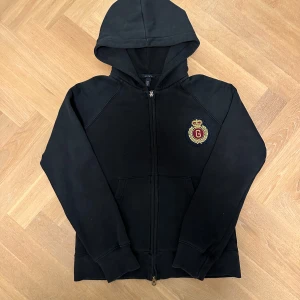 Mörkblå gant hoodie - Fetaste plagget för fetaste priset 🔥  Vid ett snabbt köp går priset att prutas 💯  100% ÄKTA 👍  Inga defekter som inte syns i bilderna ✅  Varan går att hämtas i Gbg för ett lägre pris ⭐️  