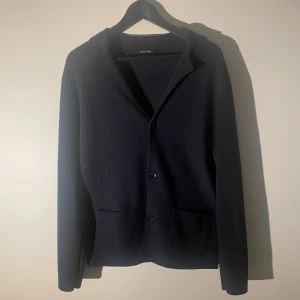 Massimo Dutti Cardigan - Massimo Dutti Cardigan/kofta i merinoull⭐️| Skick: Mycket fint | Storlek: M | Pris: 499kr | Hör av dig vid frågor eller för fler bilder!