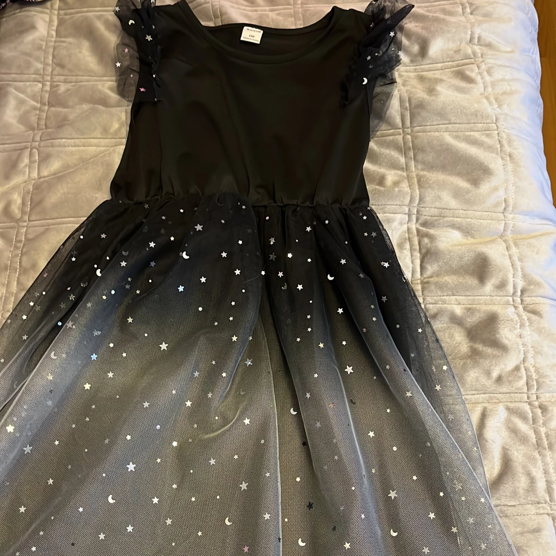 Jättefin klänning med svart grå färg och stjärnor på 