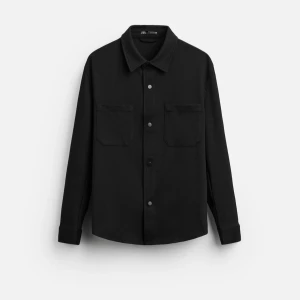Svart overshirt från Zara - Snygg svart overshirt från Zara med långa ärmar och knappar framtill. Två praktiska bröstfickor ger en stilren look. Perfekt för lager-på-lager-stil.