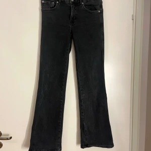 Svarta bootcut jeans - Snygga svarta bootcut jeans med klassisk femficksdesign. De har en medel hög midja och är tillverkade i ett slitstarkt denimtyg. Perfekta för en stilren look. Skriv för fler bilder eller om ni har fler frågor 💓