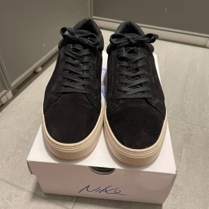  Vagabonds skor  - Ett par vagabond i storlek 44 (passar även 45) skick 8,5/10 modell paul 2.0. Dom är använda fåtal gånger. Hör gärna av er vid andra frågor eller funderingar!