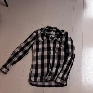 Brun vit rutig skjorta från Levi's - Brun vit flanell shorta från Levi’s storlek M