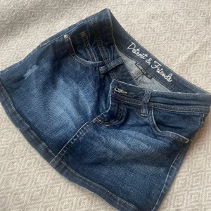 Jeanskjol från Detroit & Friends - Jättefin jeanskjol som tyvärr inte kommer till användning storlek 158 men passar xs (det som ser ut som vita fläckar är slitningar) aldrig använt ❣️