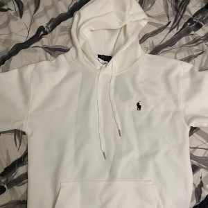  Ralph Lauren hoodie - Helt ny vit hoodie från Ralph Lauren storlek L, skriv gärna om mer bilder eller frågor.