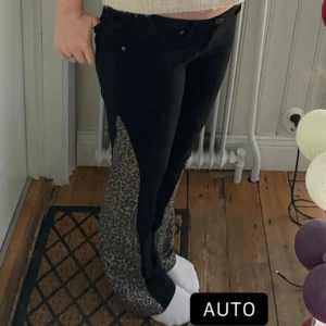 Svarta byxor med leopardmönster - As snygga lågmidjade bootcut jeans med leopard detalj🐆säljs då dom inte kommer till användning. Priset är diskuterarbart. 