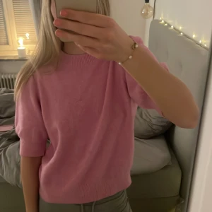 Rosa tröja från Vero Moda - Söt rosa stickad tröja från vero moda med korta ärmar! Använd endast 1 gång och är i storlek S💓