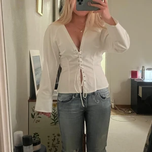 Blus Zara - Blus med knytning/snörning från Zara. Storlek M men passar även mig med S