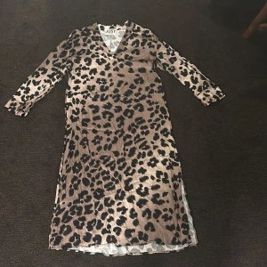 Leopardmönstrad klänning från Just Female - Snygg leopardmönstrad klänning från Just Female med v-ringning och trekvartsärmar. Perfekt för att sticka ut med stil. 🐆